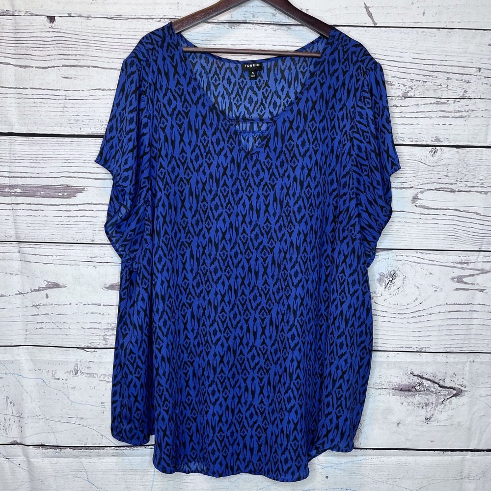 Torrid Blue Ikat Key Hole Neck Short Sleeve Pullover Blouse Top SZ 4X